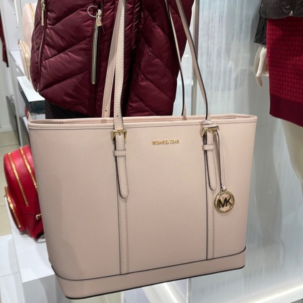 MICHAEL KORS
Jet Set Travel Lg Top Zip Shoulder Tote Saffiano Leather
Pwdr Blush